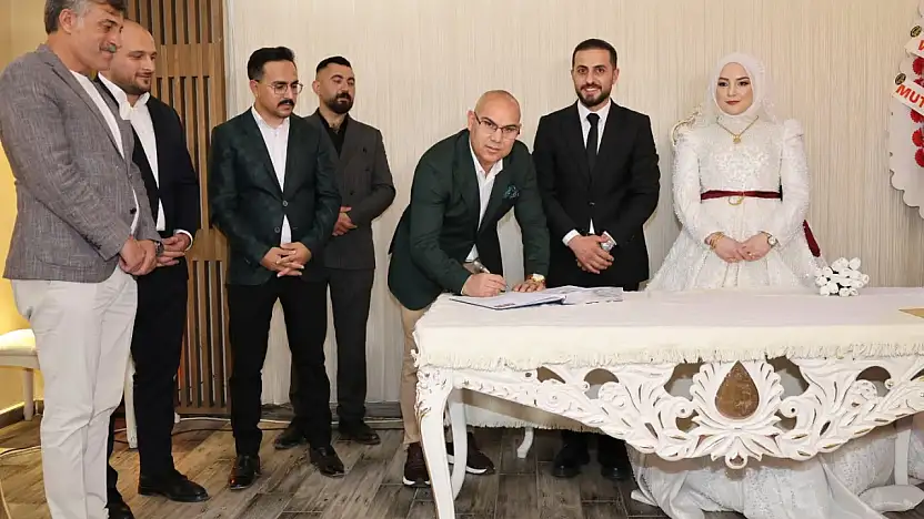 Vali Koç genç çifte mutluluklar diledi, düğünde halay çekti