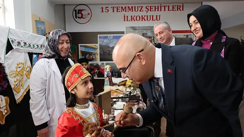 Vali Koç, öğrencilerin hazırladığı yerli ürün stantlarını gezdi