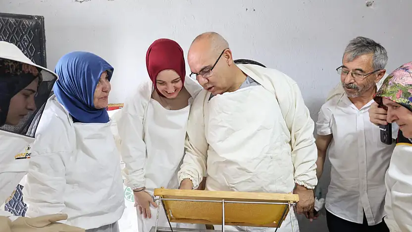 Vali Koç, Taşlıçay'da bal hasadına katıldı: 2025'te 240 ton bal hasadı hedefleniyor