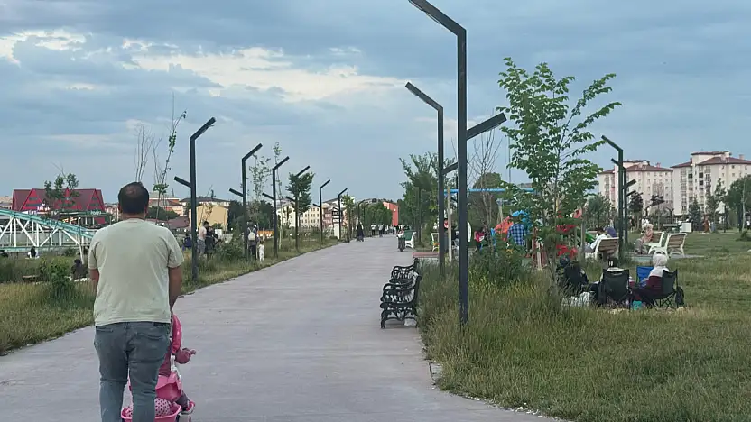 Yaz günlerinde Ağrı halkının tercihi millet bahçesi oldu