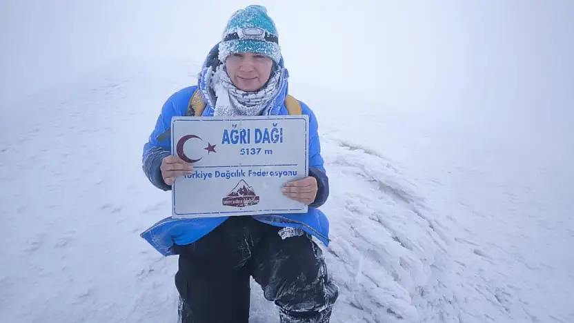 Yaz ortasında karla mücadele: Dağcılar Türkiye'nin çatısına ulaştı