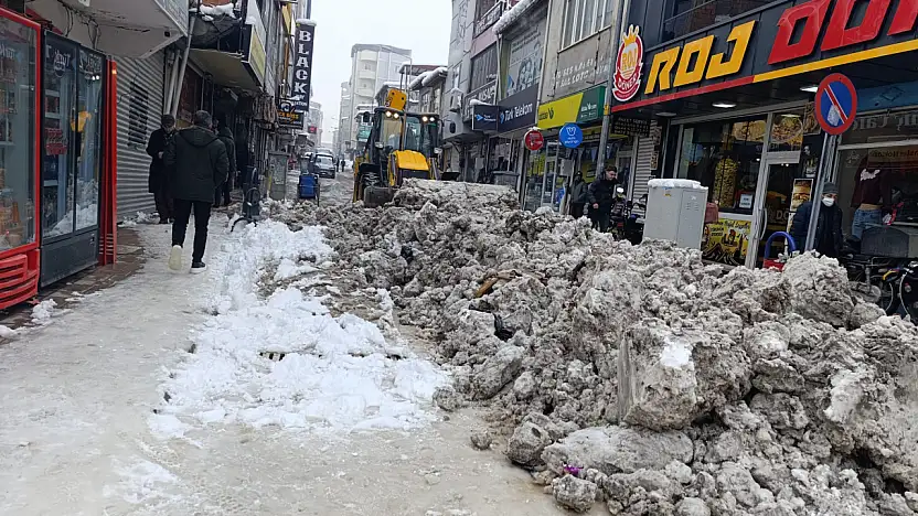 Kar yağışı sonrası Doğubayazıt'ta temizlik mesaisi