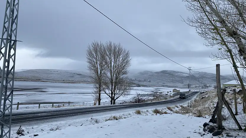 Yükseklerden merkeze inen kar Patnos'u beyazladı